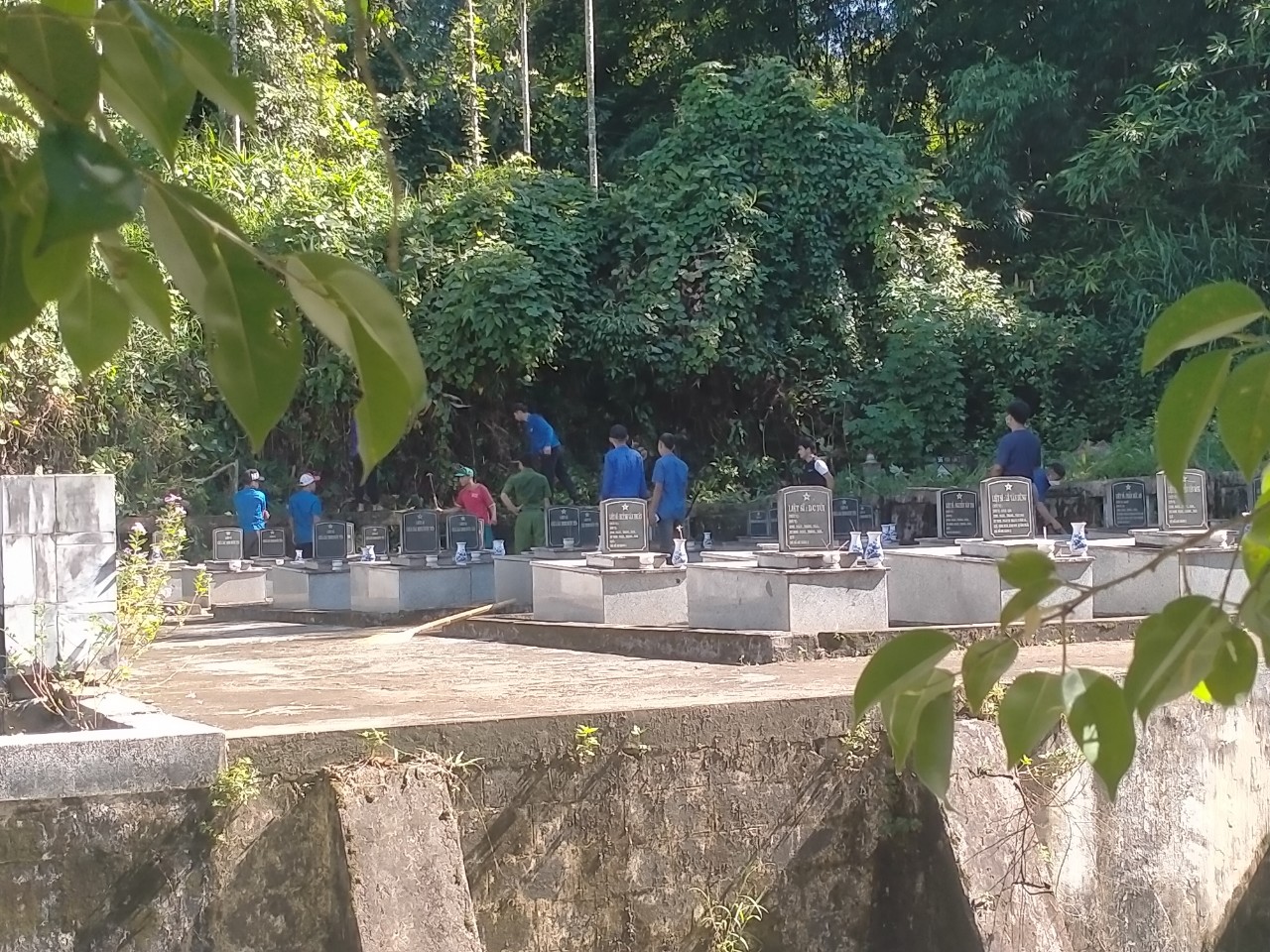 Ra quân dọn dẹp, vệ sinh Nghĩa trang liệt sỹ xã Trà Phong